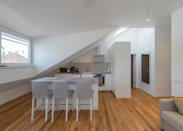 White 1 Bd Old Town Apartment By Hostlovers