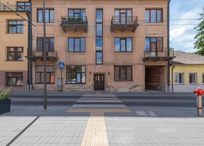 White 1 Bd Old Town Apartment By Hostlovers
