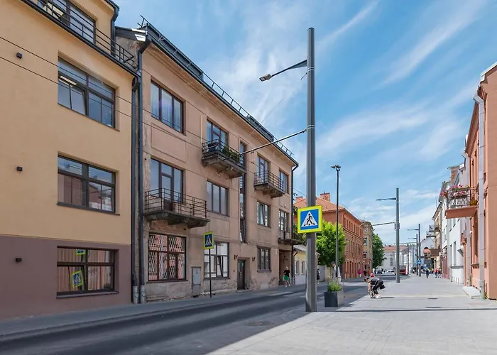 White 1 Bd Old Town Apartment By Hostlovers