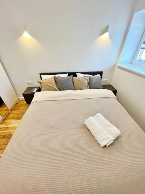 White 1 Bd Old Town By Hostlovers Apartment